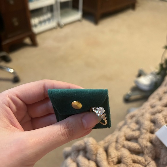 Engagement ring - Picture 5 of 13